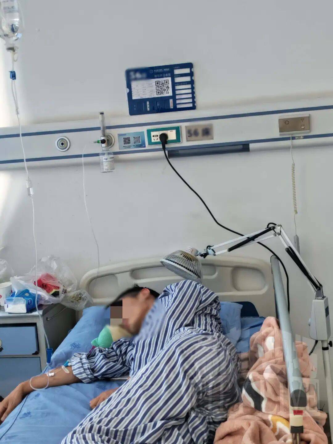 男子在自家楼下被天降钢管砸中头部物业事发