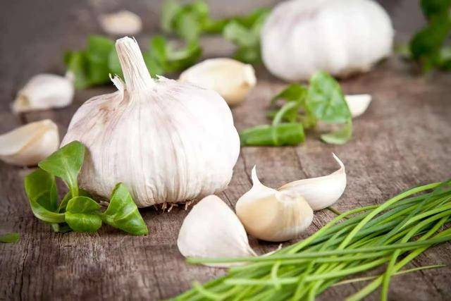 原创            大蒜是糖尿病的发物？医生：想要保护胰岛，这4物要少吃