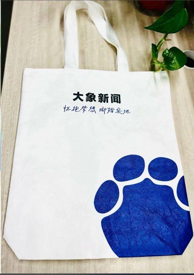 梁朝伟捡鸡蛋，张曼玉挖芋头，“人到中年种菜基因会觉醒”