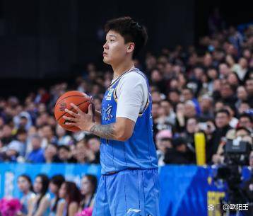 赵睿伤退成转折！胡队心气直接没了，投篮不敢投突破也不敢突