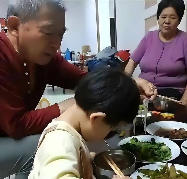 小天赐，终为父母当年的＂冲动＂买了单，年仅6岁活得不像个小孩