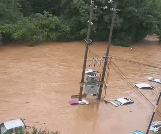 江西赣州多个区县出现暴雨 局地道路、车辆被淹