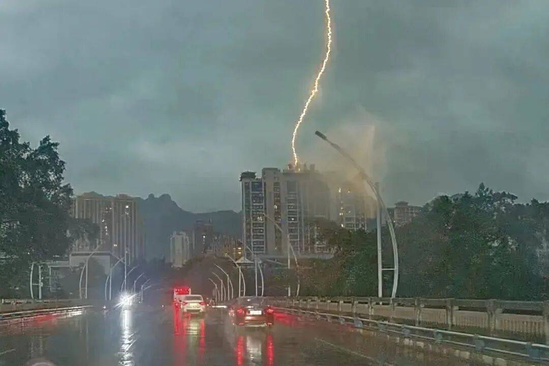 廣西一大樓遭雷電擊中，電光直貫樓頂，伴隨巨大轟鳴！多方回應：無人傷亡，一臺電梯損壞停運；業主疑問：防雷設施是否不達標？海報