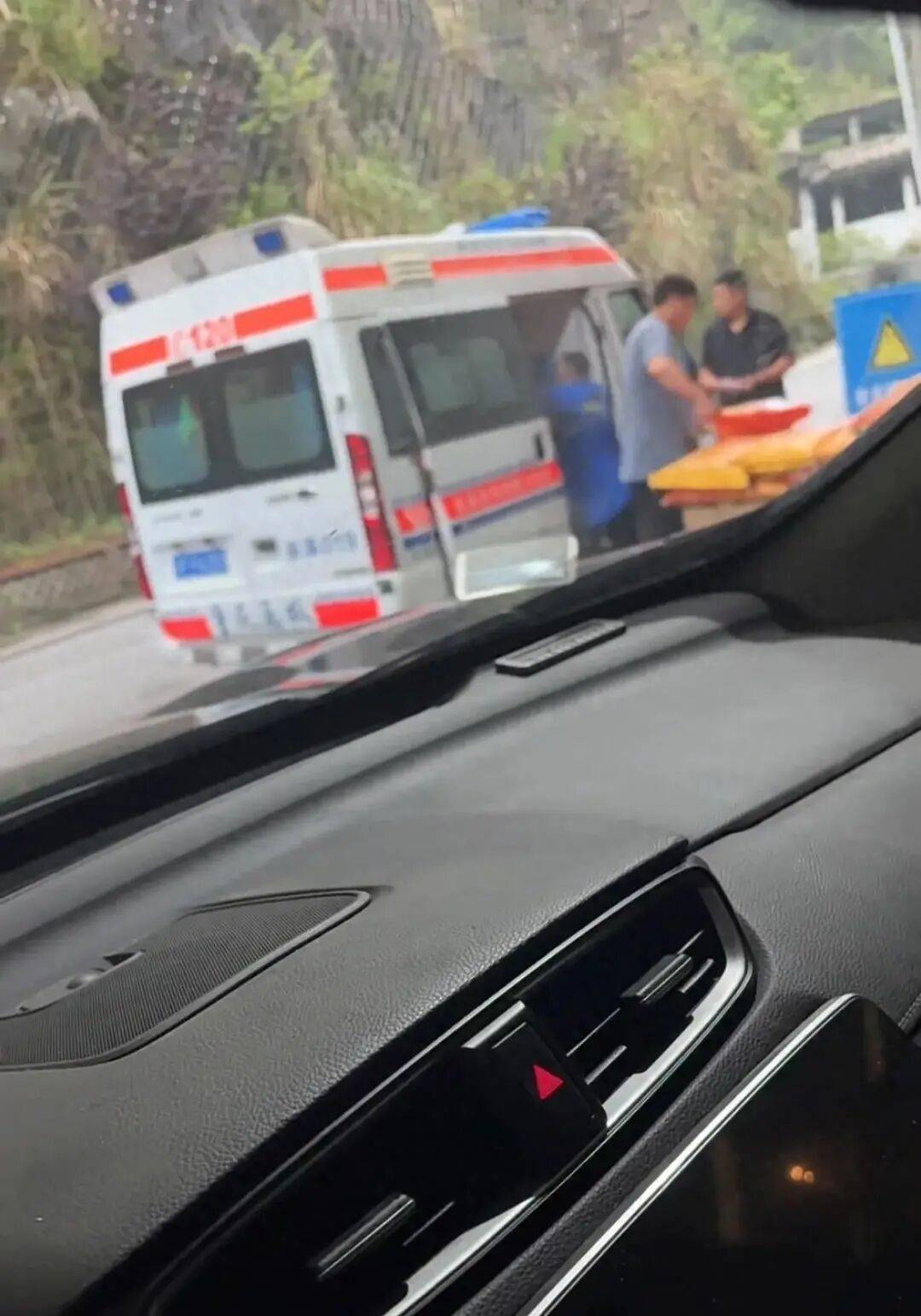 重慶巫溪一120急救車疑似運輸化肥？當地衛健委：是鄉鎮醫院的急救車，正在進行調查海報