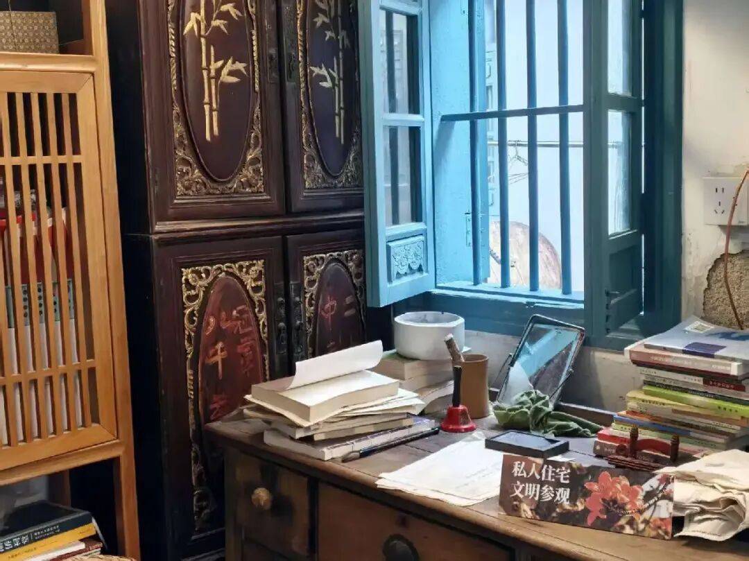 部分游客参观《给阿嬷的情书》取景地时随意翻动屋内物品，千元茶壶失窃，还留下“到此一游”！当地回应：已设专人值守百年侨宅