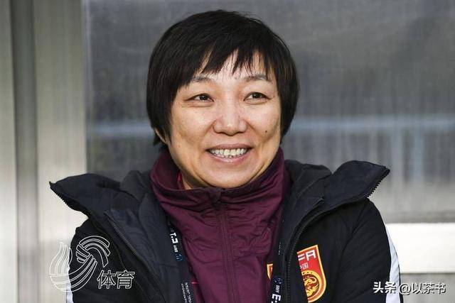 她是前女足队长,如今53岁成足协副主席定居上海,老公却在加拿大