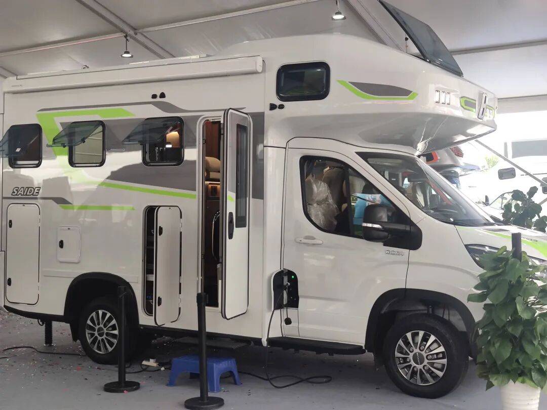 大通×赛德强强联手:首款混动C型房车发布华为全屋智能+行政套房5698万起开启预售(图1)