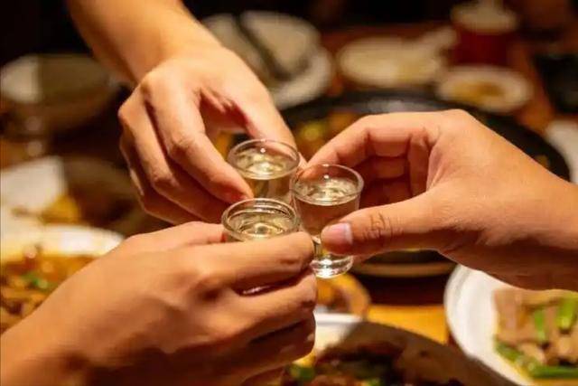 研究发现：男性若长期不喝酒，用不了半年，身体或出现这6个改善