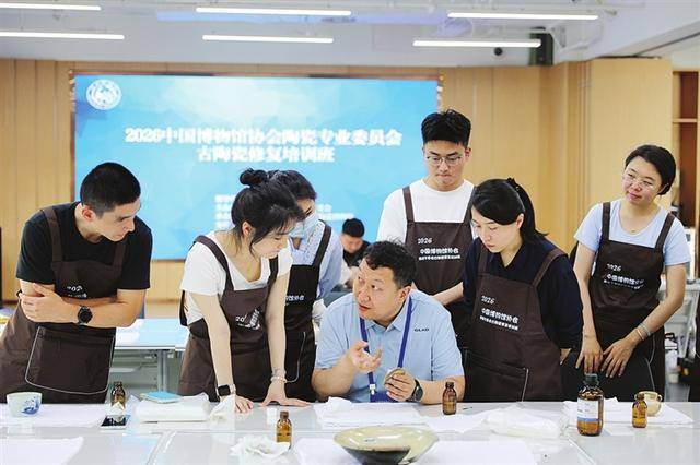 全国古陶瓷修复学员省博“习艺”