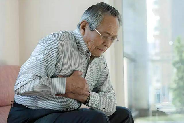 原创            肺癌半数是治死的？医生：肺癌发现后不治，身体或有5种变化