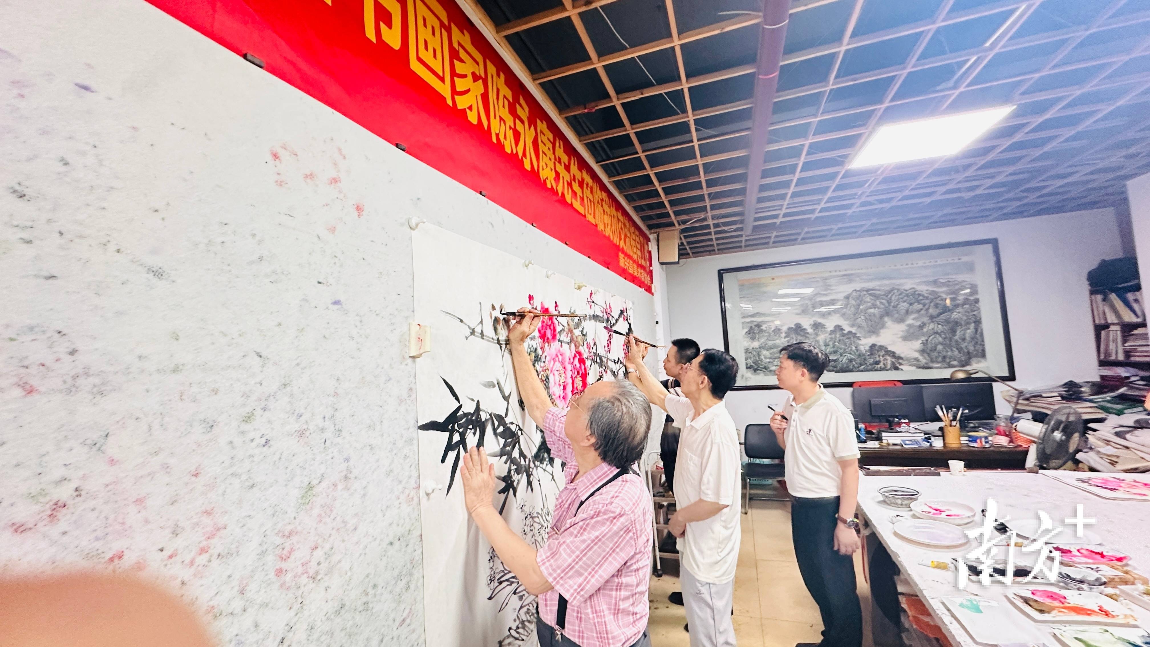 丹青妙笔绘“群芳”！当代岭南画派名家陈永康到新兴县开展艺术交流
