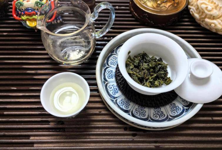 原创            喝茶立大功？医生发现：过了60岁，多喝茶也许能有这些好处！