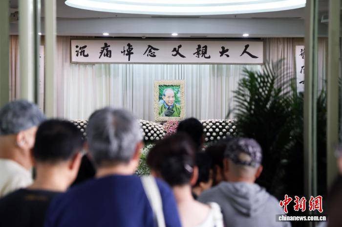 表演艺术家魏宗万遗体告别仪式在上海举行