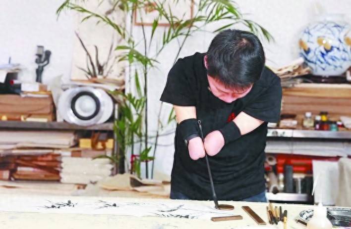 池州43岁无手画家考上博士