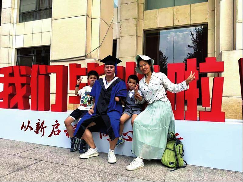 安徽43岁无手画家考上博士