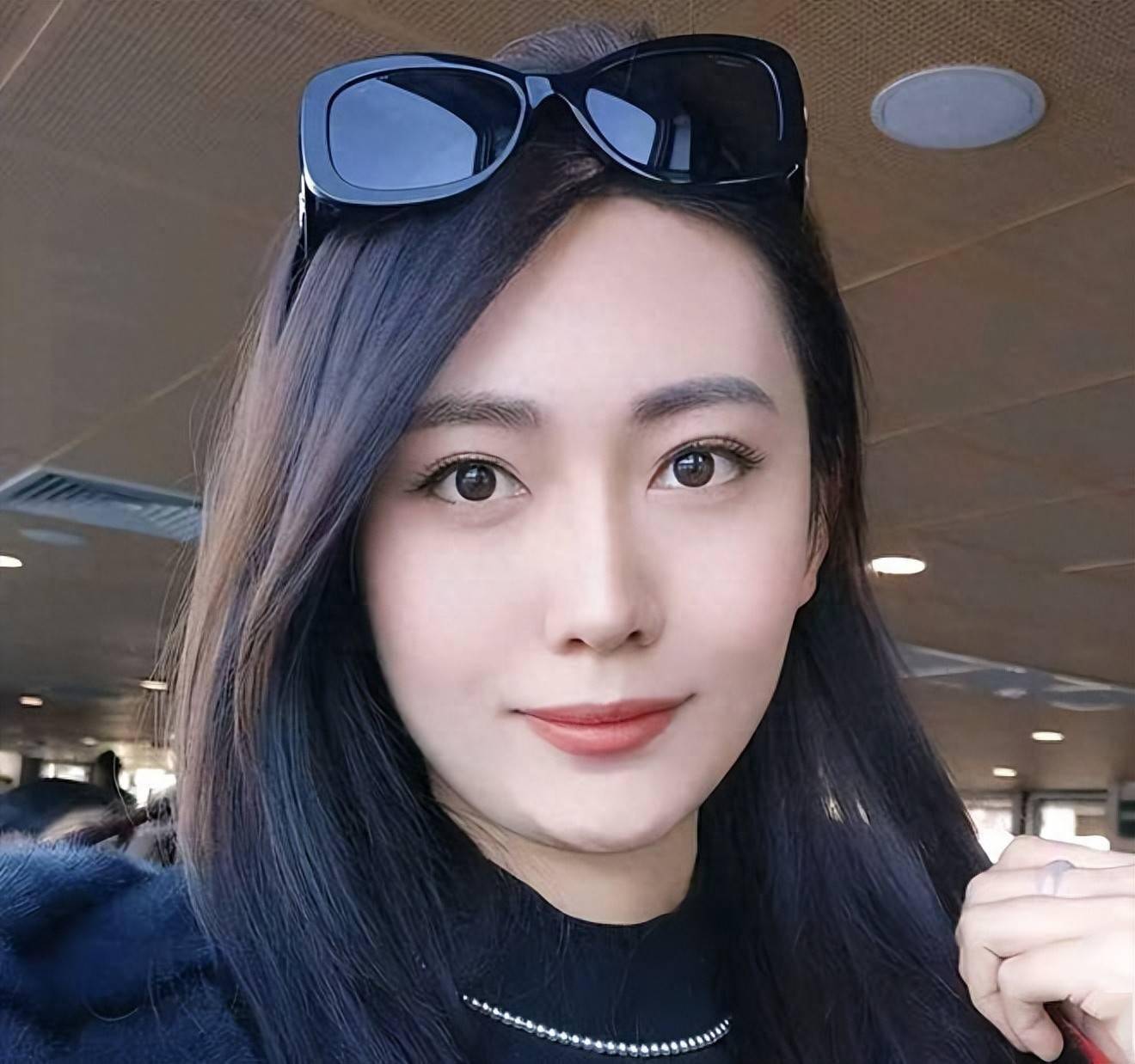 电梯一吻亲掉数百亿!网红爆料上市公司董事长,谈崩后突然删号和解
