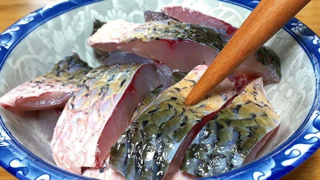 腌鱼还在用盐和料酒？错了！要想鱼肉鲜嫩无腥味，这些技巧要知道~