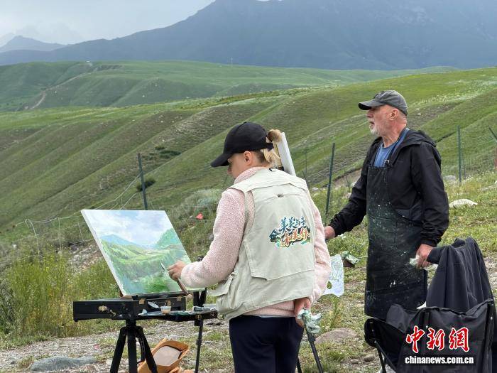 哈萨克斯坦父女画家新疆伊犁写生：艺术是最好的“翻译”