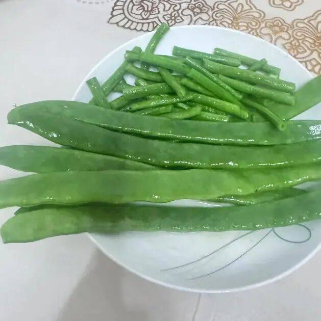 网传生吃豆角能减肥？医生警告：腹泻掉秤是中毒，切勿以身试险