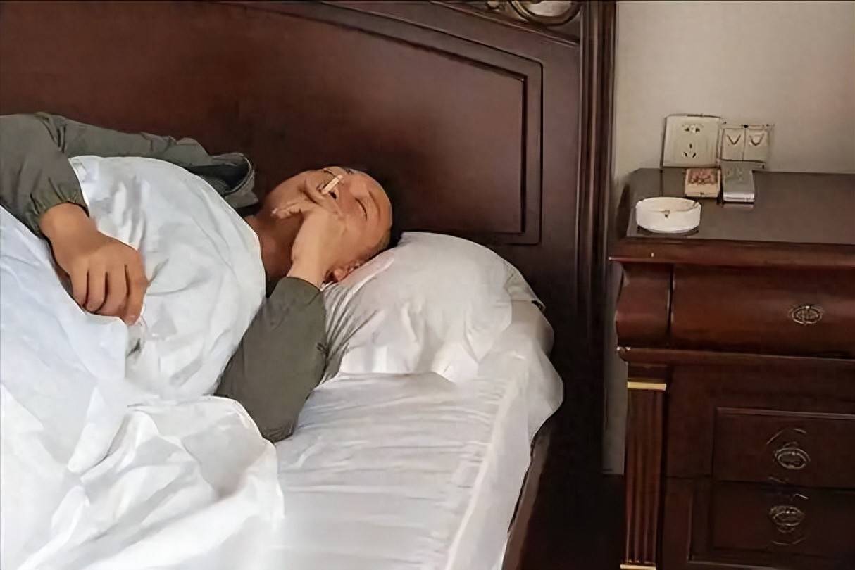 原创            提醒：早上起床爱吸烟的人，若有这5表现，脑梗离你已经不远了！
