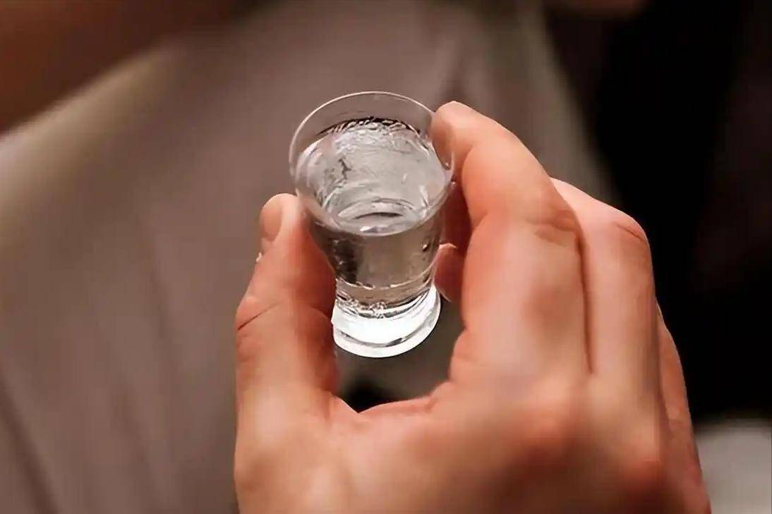 不管你信不信，男性常喝白酒，基本都有如下5个现状，要学会接受