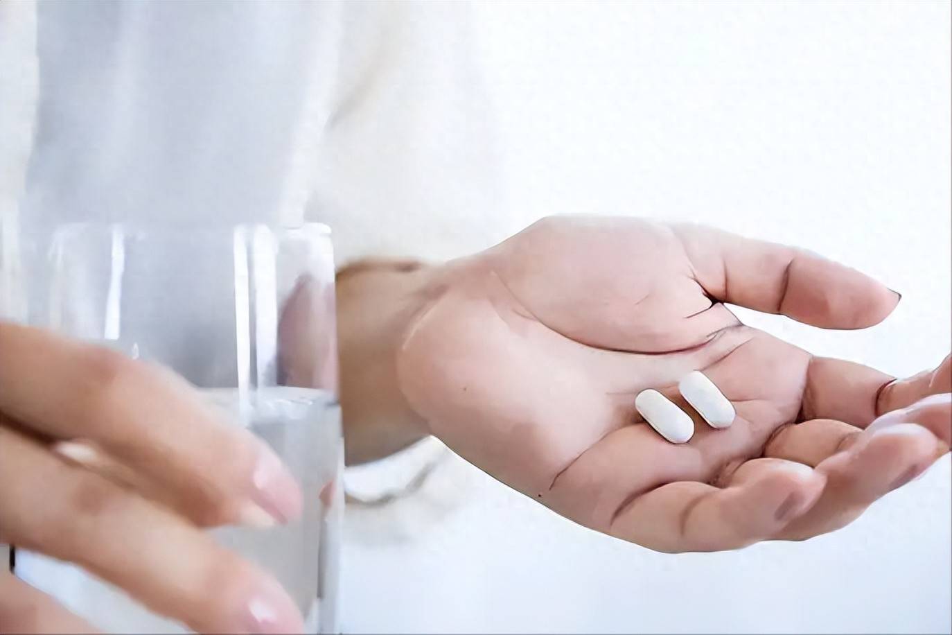 原创            睡前吃钙片错了 ？医生建议：过了60岁，补钙要多注意这4点