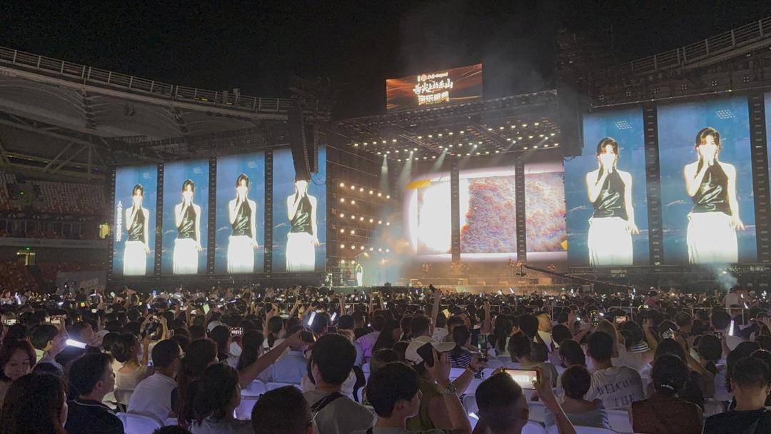 金曲燃动嘉州夜！“舌尖上的乐山·音乐盛典”火热唱响奥体中心