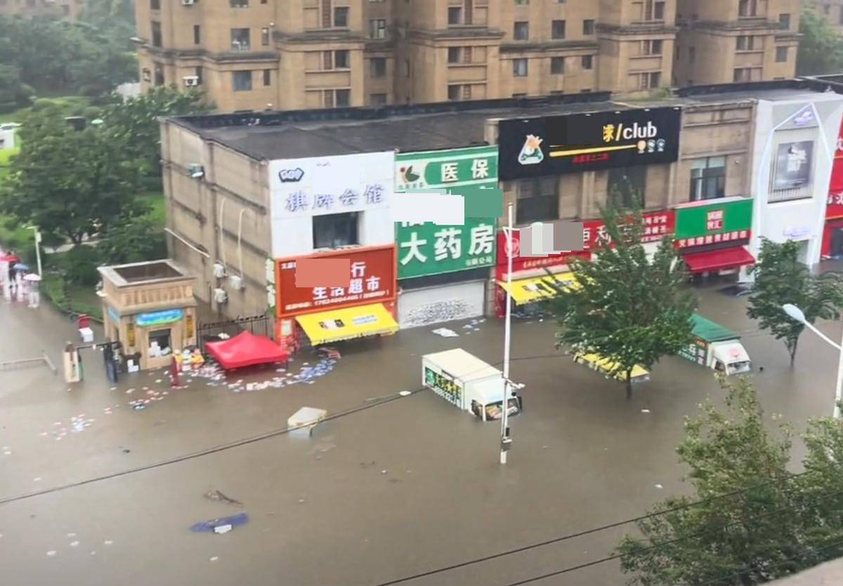 沈阳连续下暴雨超8小时，多路段积水有车辆被淹，全市教育机构停课景区封闭，当地防汛应急响应级别调整至一级！