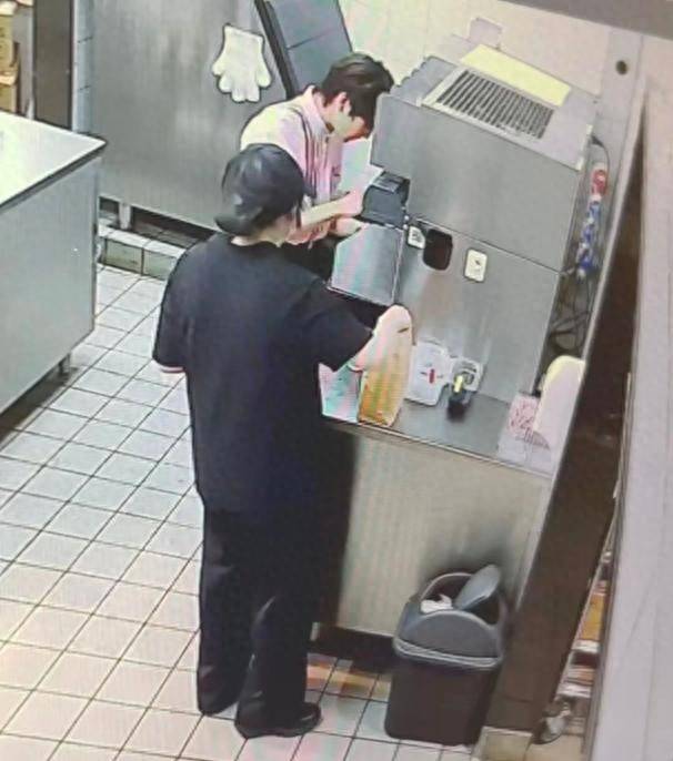 女子称麦当劳店员疑向可乐吐口水 店员否认后称是吹可乐泡沫(图1) 文章配图-1