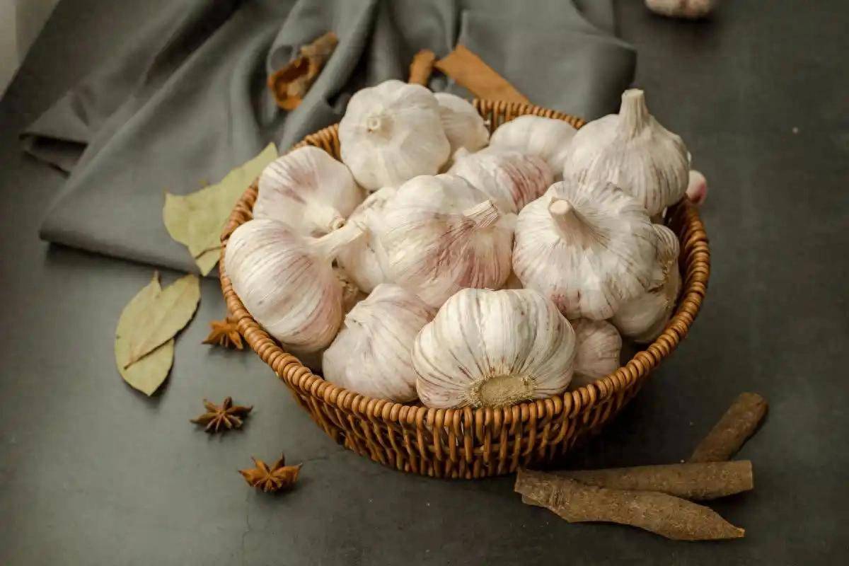 原创            大蒜是血栓的溶剂？医生再次劝告：不想血管堵塞，少吃这5种食物