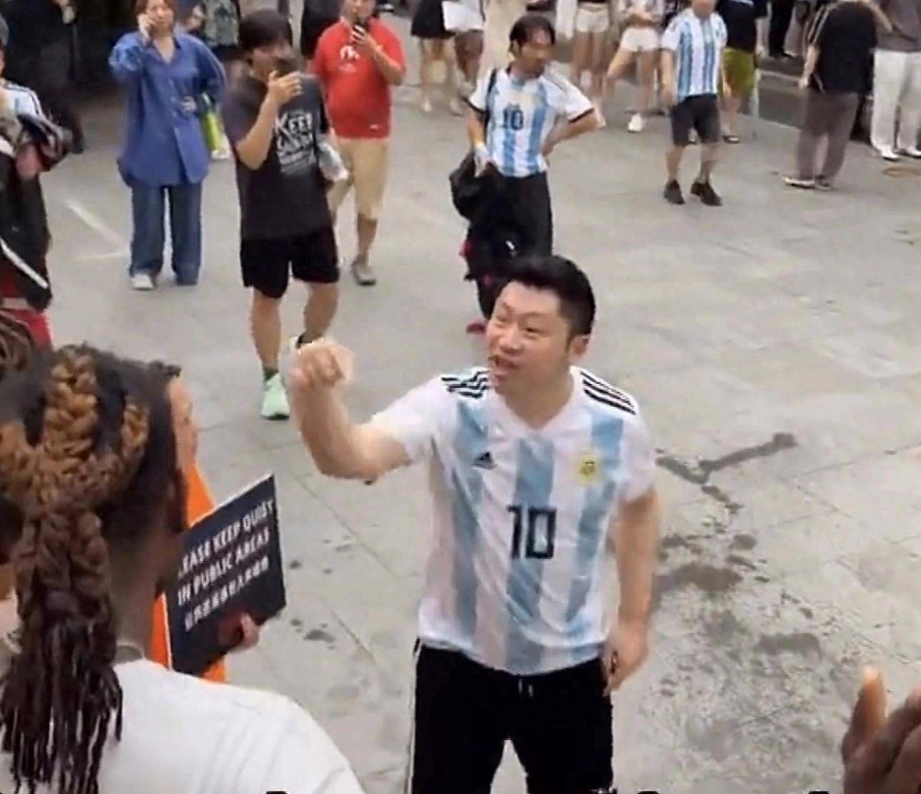 上海阿根廷球迷种族歧视被警方带走!黑人小哥:又不是国足输球