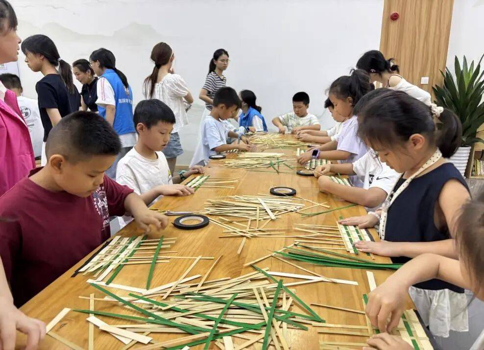 一挑一压织匠心！翠屏区大地社区孩童体验非遗竹编乐趣