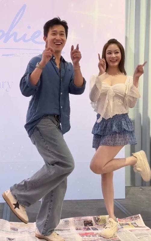 香港知名演员晒大尺度照片,衣着暴露险走光,在网上售卖泳装写真 香港知名演员晒大尺度照片,衣着暴露险走光,在网上售卖泳装写真