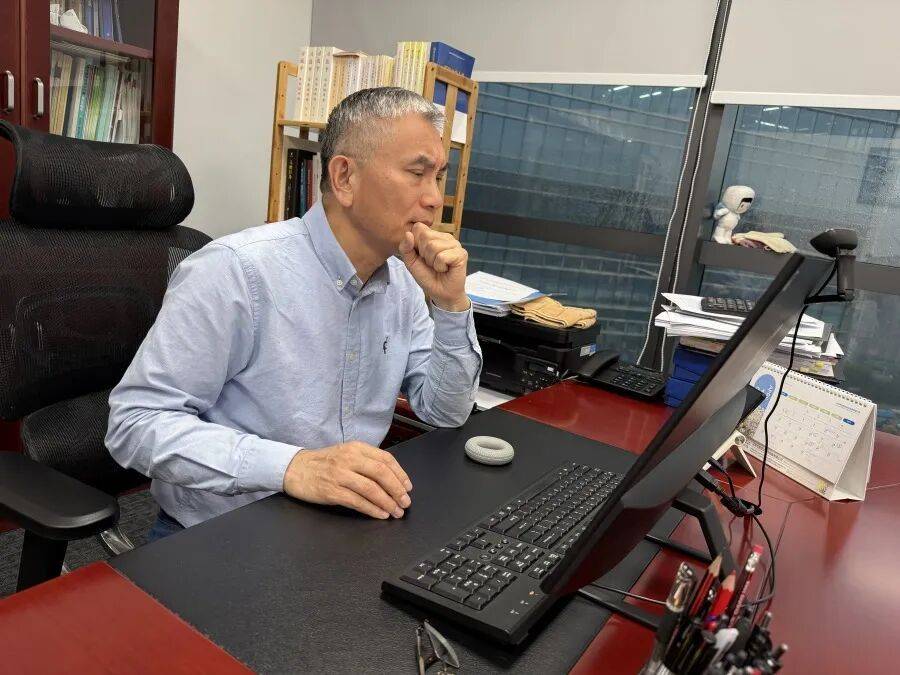 60岁男子坚持广州深圳往返通勤14年，回应“一把年纪这么折腾”：因为有值得做的事