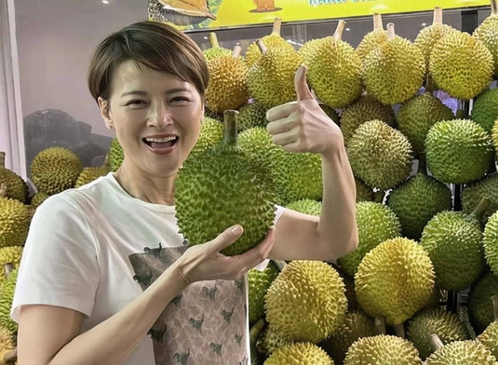 恭喜！香港知名演员迎黄昏恋或将再婚，出国参加婚礼沾喜气