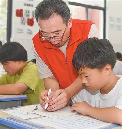 硬笔书法涵养更多村里娃（守望）