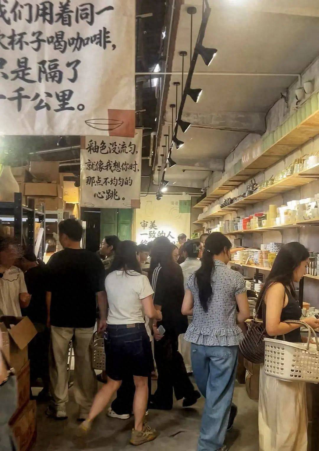 “仓库有40°C，货架都卖空了”，成都一陶瓷仓库走红，老板紧急加装3个空调