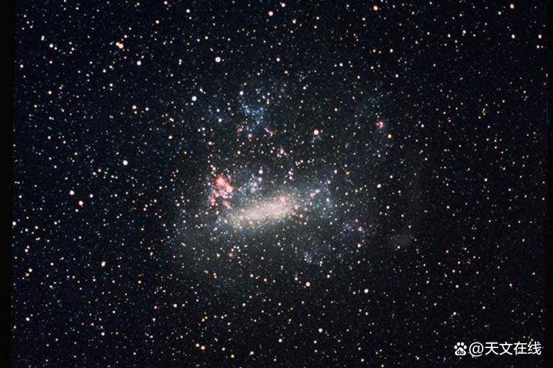 
        神秘物体悄然掠过地球与遥远恒星之间