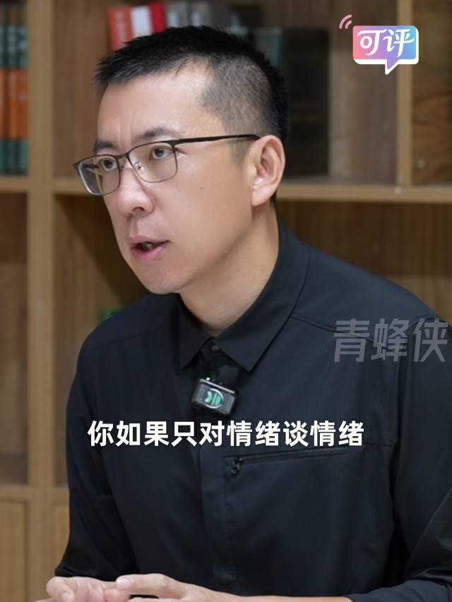 央美教授卢征远谈舒压艺术：一只手“给予或接纳”，一只手“赞许”｜可评