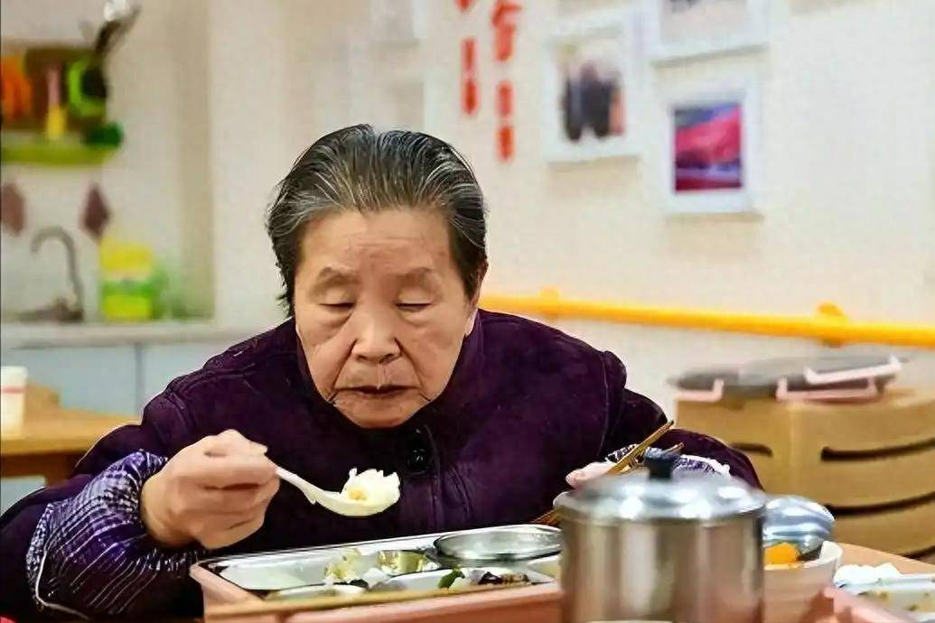 原创            晚饭七分饱被推翻了？建议：过了60岁，吃饭尽量要做到这5点
