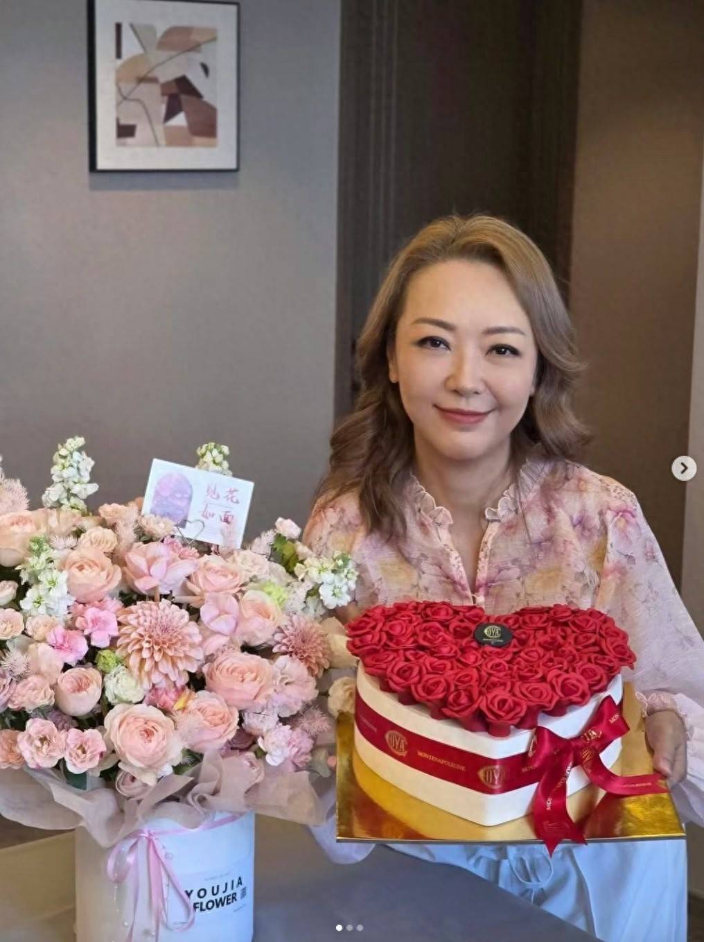 香港知名女星豪宅庆生，抱猫晒玫瑰蛋糕，北上多年成圈中隐形富婆