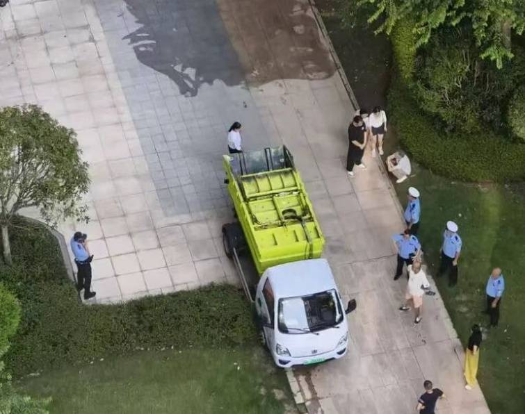9 岁男孩小区内遭垃圾车碾压身亡，妈妈称物业未通知更换大型清运车，大型车能否进小区？物业需要负责吗？