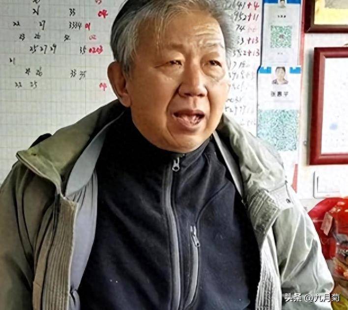 他是80年代国足门神，因病退役，定居上海终身未婚，靠彩票店谋生