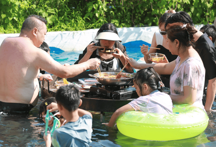 “水中火锅”演绎重庆特色文旅新浪漫