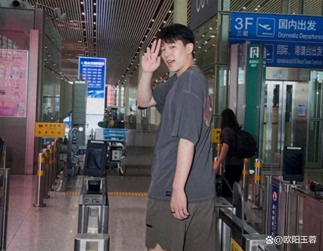 杨瀚森返程回NBA，中国男篮内线大核，仍要先从发展联盟打起