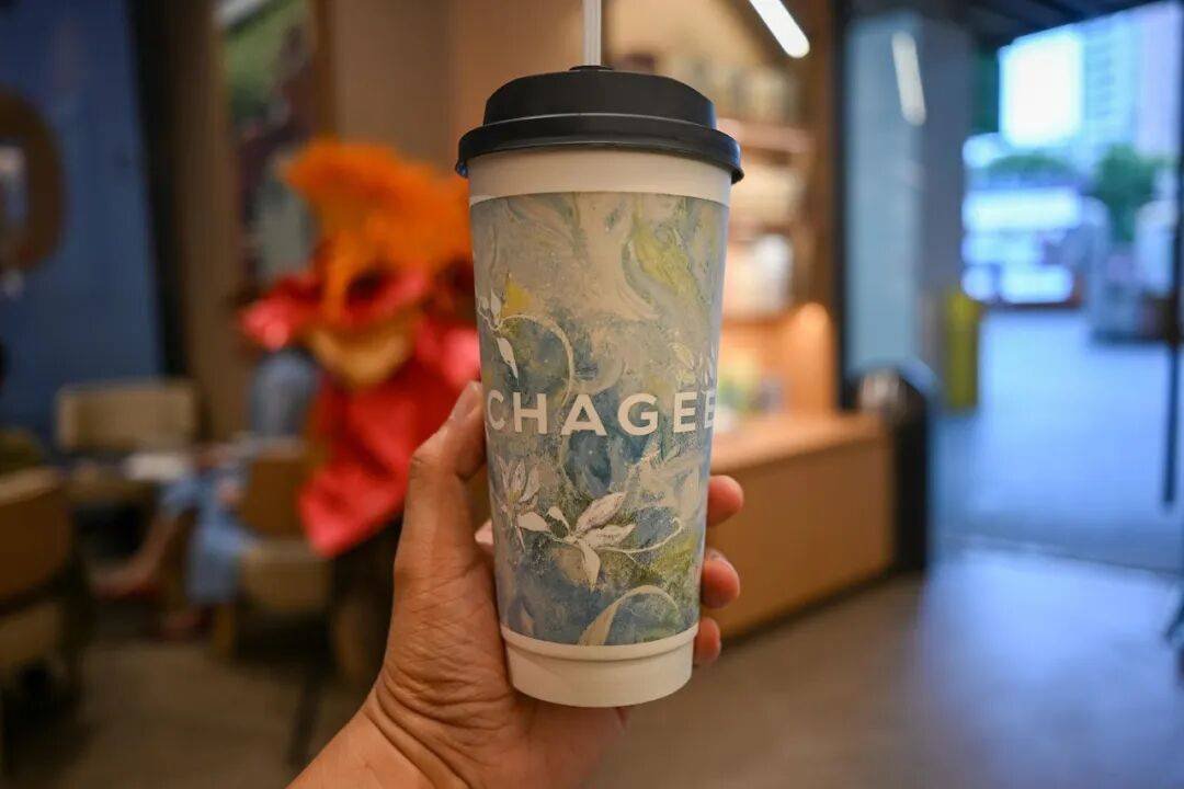 霸王茶姬关联公司工商变更，创始人张俊杰卸任董事长?接近霸王茶姬人士：表述存在误导，张俊杰仍为上市公司董事长兼全球CEO
