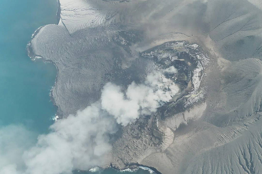 印尼火山持续喷发，17万旅客滞留机场-华闻时空
