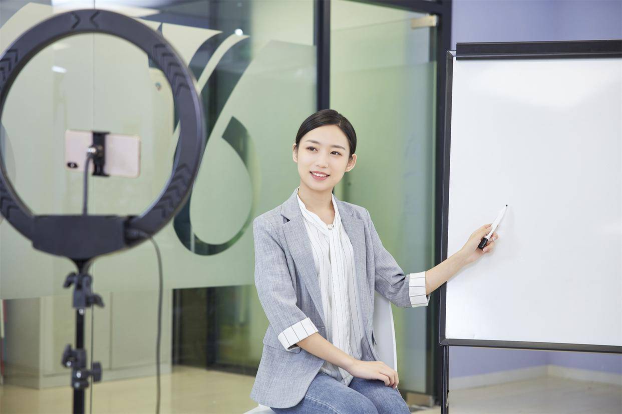 消费者称在英氏婴儿辅食包装盒内拆出4袋染