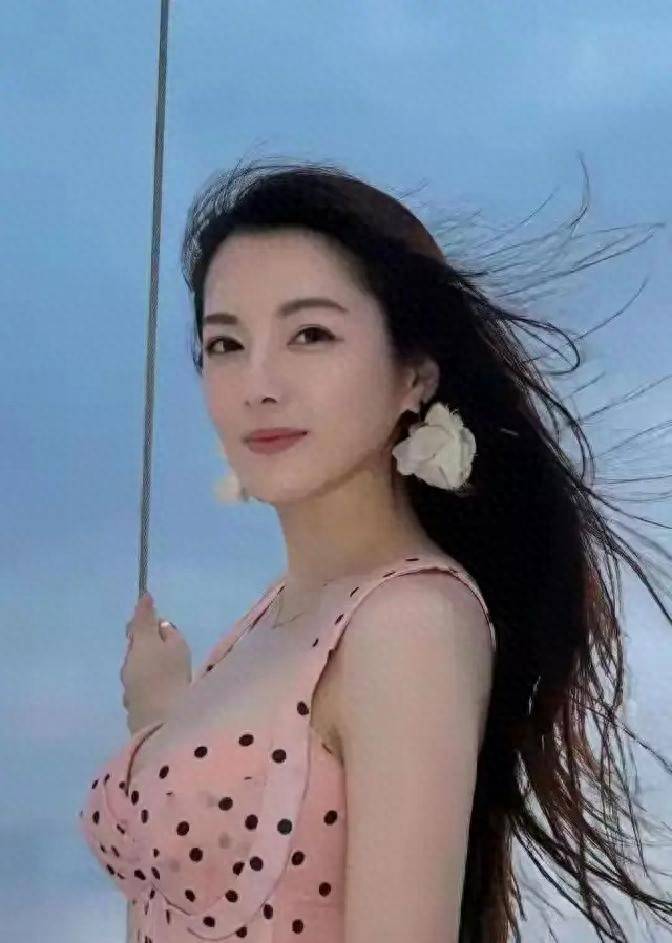 港姐决赛变苟芸慧主场！43岁评审艳压佳丽，网友：她上去直接卫冕