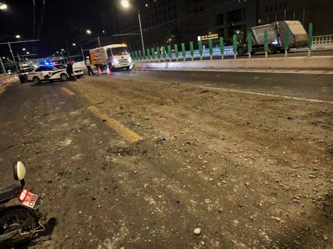 凌晨，广安门桥突发遗撒事件，致使8车爆胎！多部门联合侦办！
